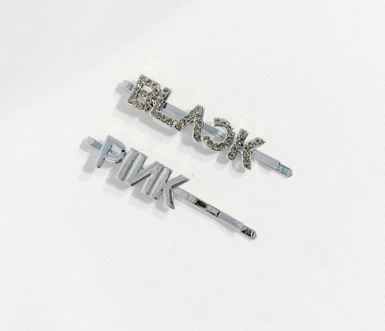 YG tung bộ phụ kiện trang sức gắn tên BLACKPINK cực xinh, thiết kế tinh xảo đẹp mắt ảnh 10