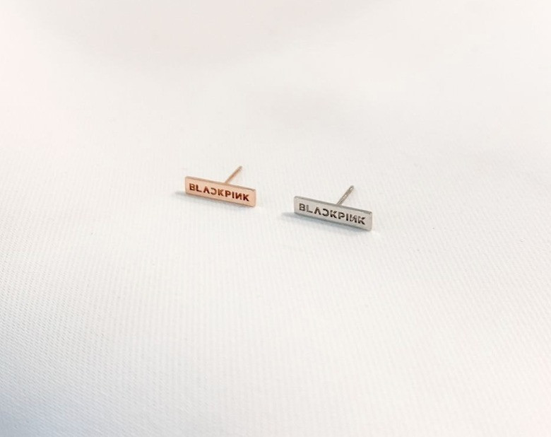 YG tung bộ phụ kiện trang sức gắn tên BLACKPINK cực xinh, thiết kế tinh xảo đẹp mắt ảnh 7