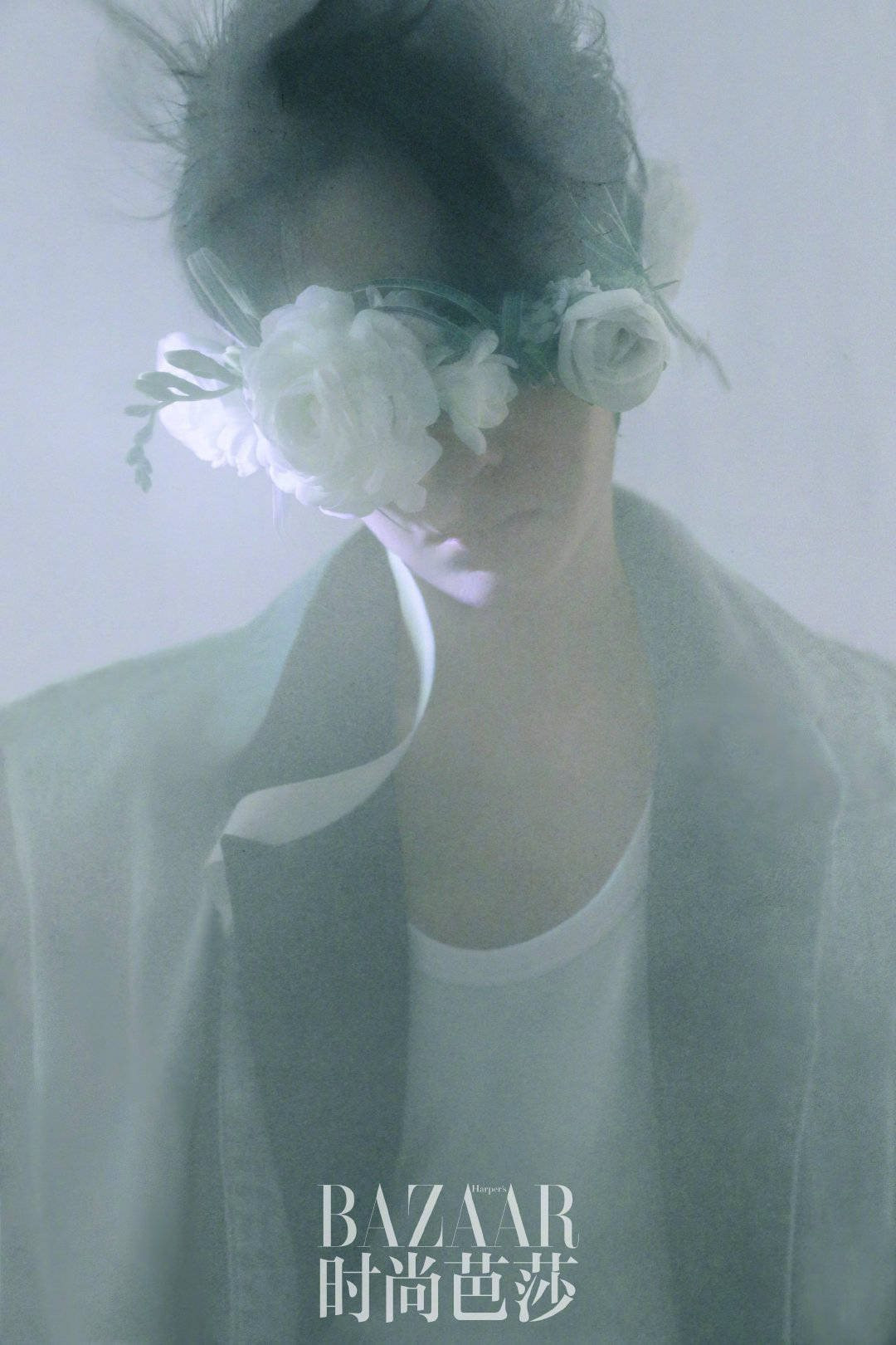 Vương Nhất Bác khoe khí chất vương giả đầy quyền lực trên bìa khai quý của Harper’s BAZAAR Trung ảnh 6