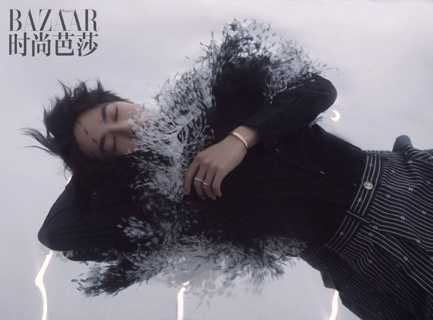 Vương Nhất Bác khoe khí chất vương giả đầy quyền lực trên bìa khai quý của Harper’s BAZAAR Trung ảnh 3