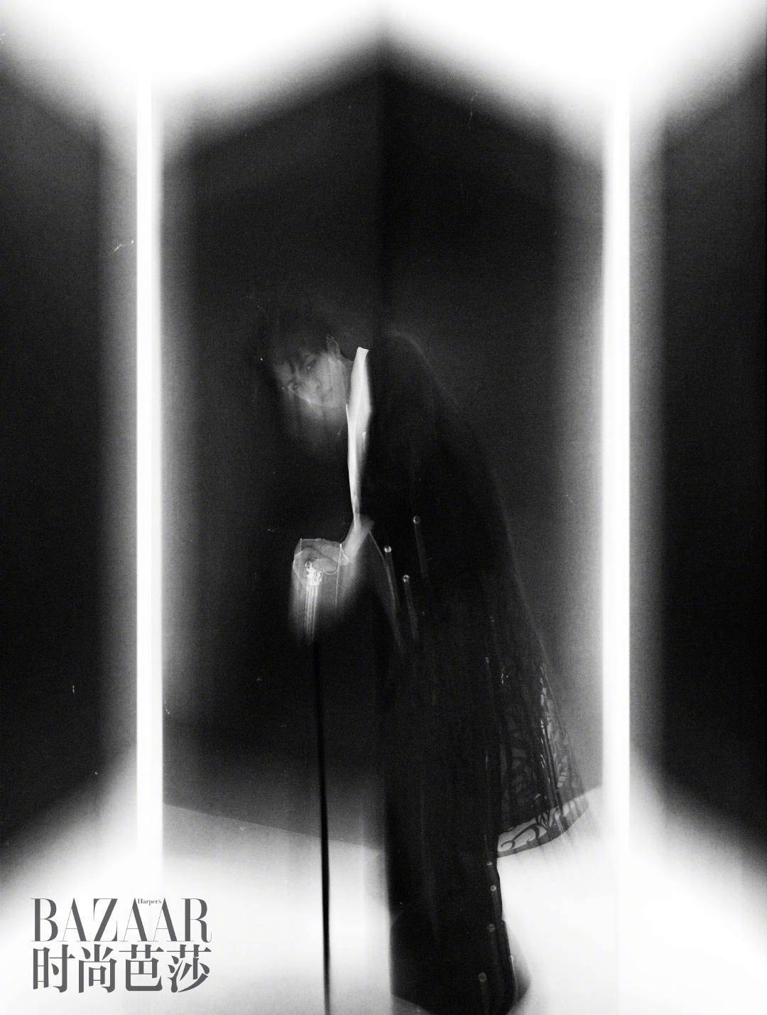 Vương Nhất Bác khoe khí chất vương giả đầy quyền lực trên bìa khai quý của Harper’s BAZAAR Trung ảnh 8