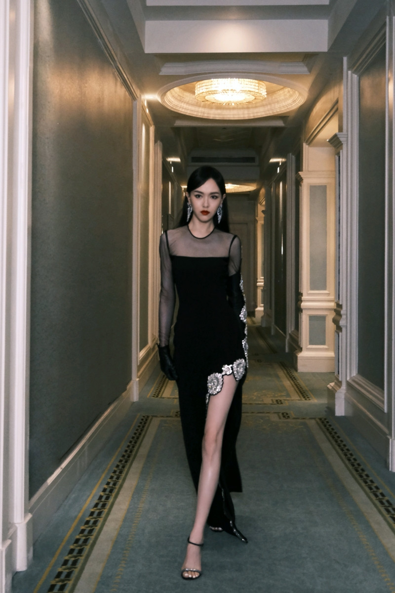 Đường Yên - “Mẹ bỉm sữa” hot nhất nhì C-Biz khoe thân hình nuột nà và trang phục đắt giá ảnh 8