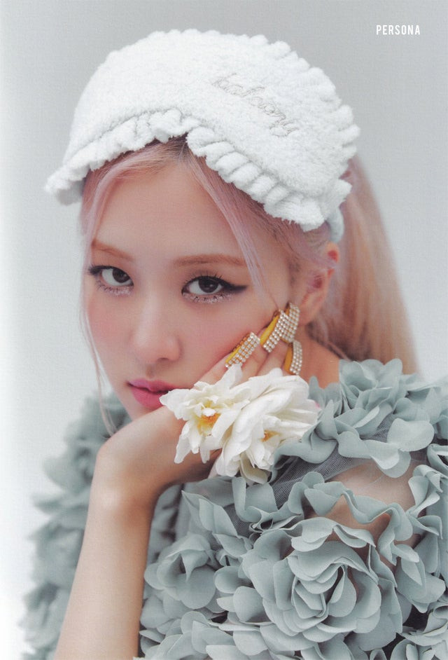 Rosé (BLACKPINK) biến tấu phụ kiện đỉnh thế này thì YG còn cần stylist làm gì nữa! ảnh 5