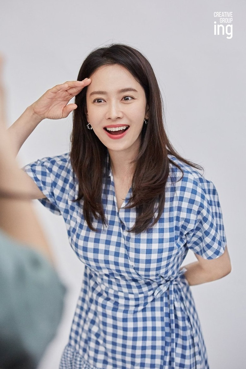 Dù phim “Mình Từng Yêu Nhau” có rating thảm, Song Ji Hyo vẫn cực “hot” chỉ vì 3 bộ váy này ảnh 3