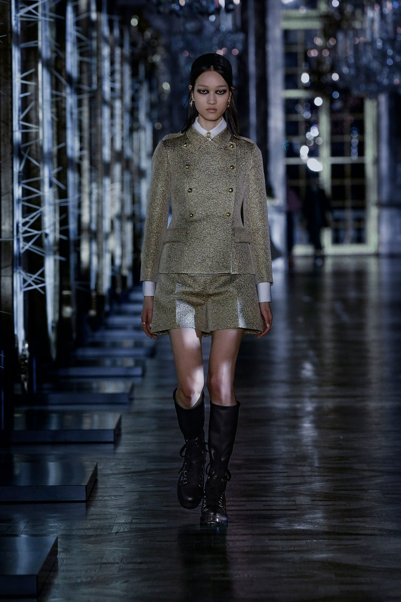 Dior tung BST Thu Đông 2021 với các thiết kế được lấy cảm hứng từ đại sứ thương hiệu Jisoo ảnh 14