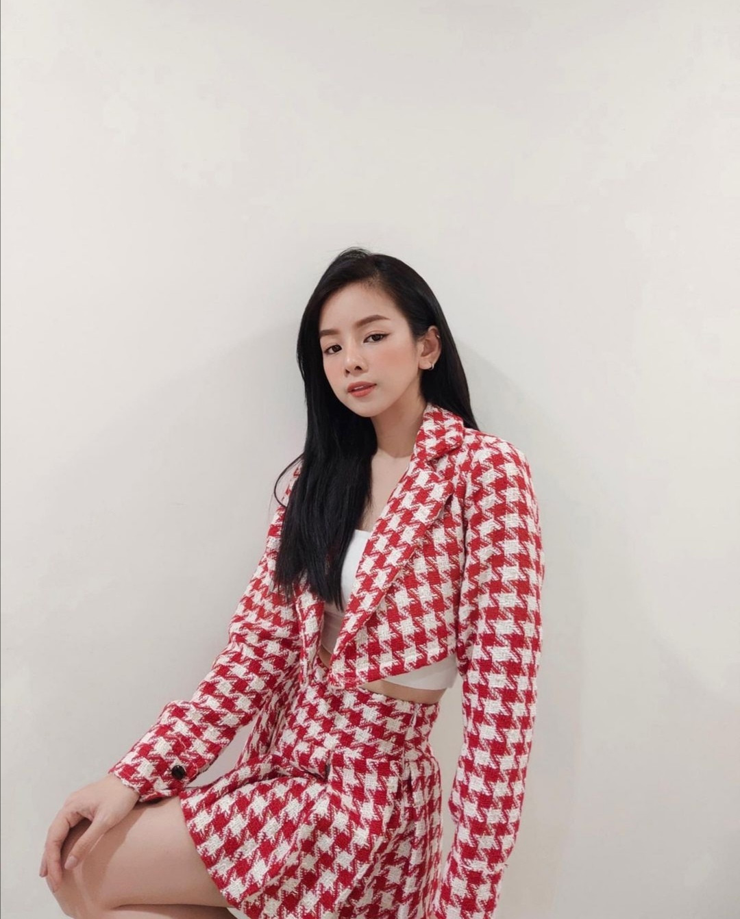 Thiều Bảo Trâm, Doãn Hải My, H’Hen Niê... đồng loạt chọn tông màu đỏ rực trong tuần đầu tiên của năm mới ảnh 9