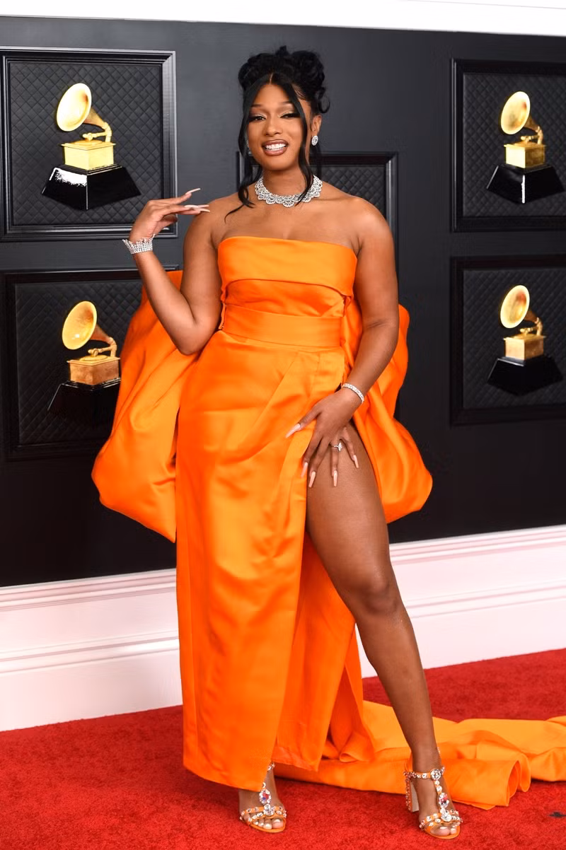 Thảm đỏ rực rỡ Grammys 2021: BTS hút spotlight, Taylor Swift đẹp như nàng tiên hoa ảnh 11