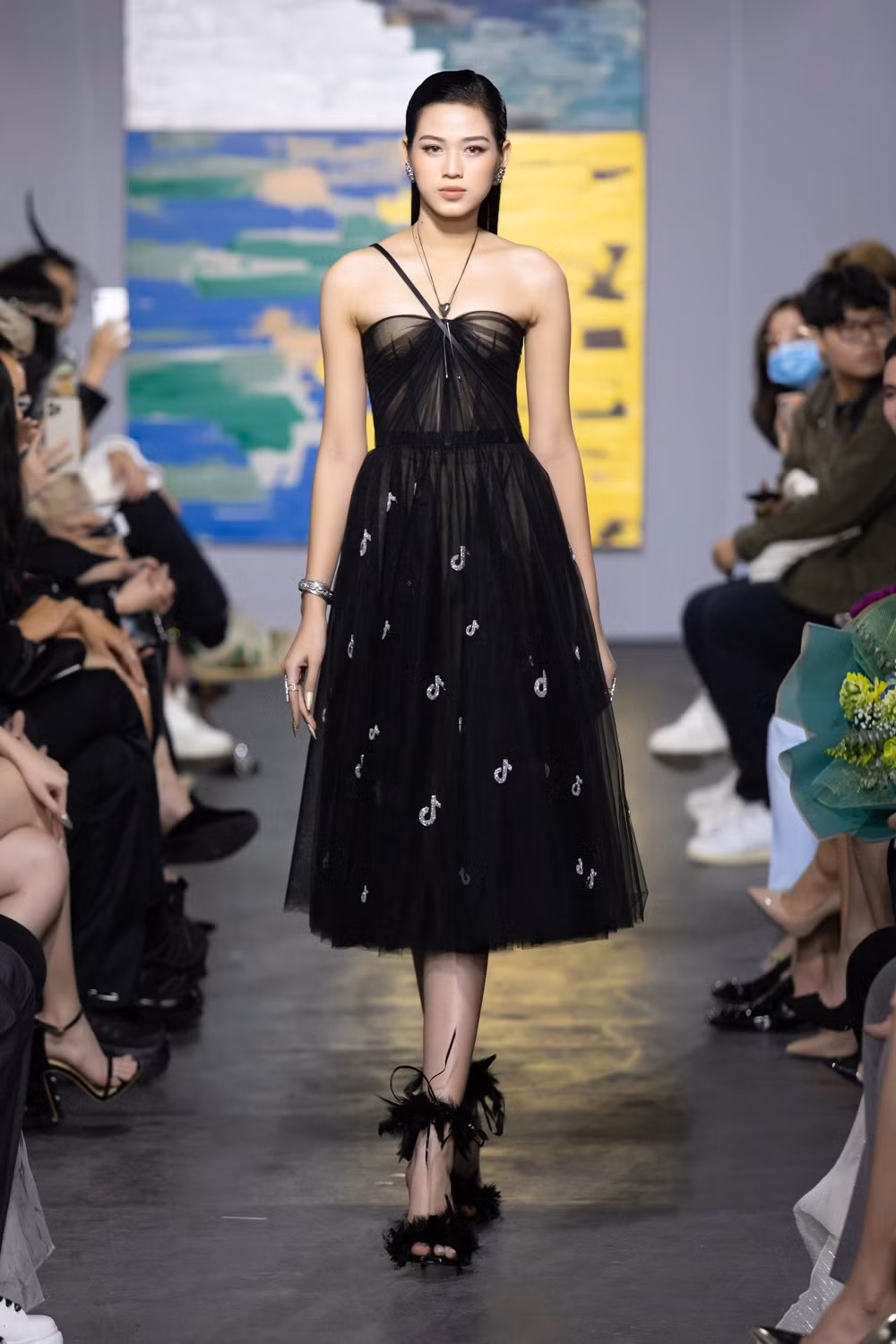 Hoa hậu Đỗ Thị Hà mở màn show thời trang với nhan sắc tựa nàng thơ, ai cũng phải xuýt xoa ảnh 1