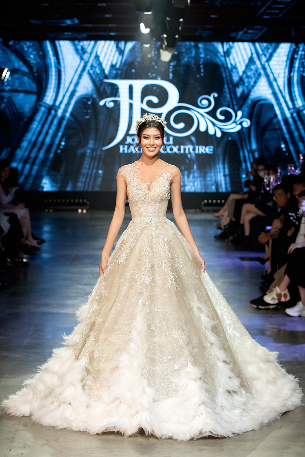Hoa hậu Tiểu Vy mặc váy cô dâu, đội vương miện như “nữ hoàng” làm vedette show thời trang ảnh 3