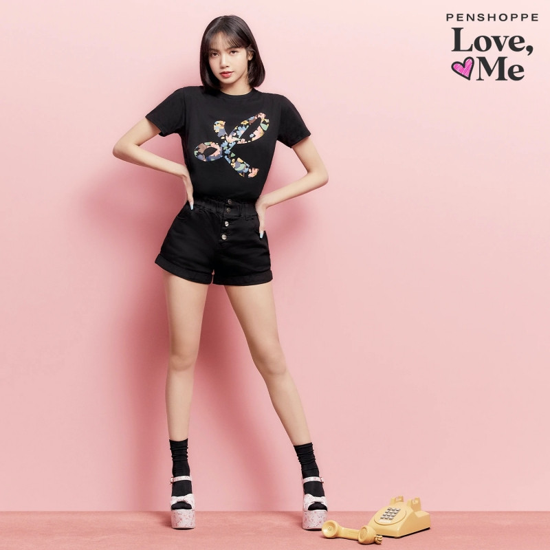 Tung loạt ảnh quảng cáo cho nhãn hàng thời trang, Lisa truyền đi thông điệp cực ý nghĩa ảnh 4