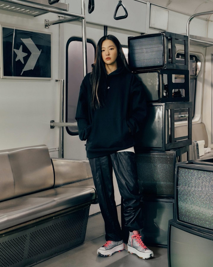 Seulgi (Red Velvet) siêu ngầu trong loạt ảnh quảng cáo cho mẫu giày mới của Converse All Star ảnh 10