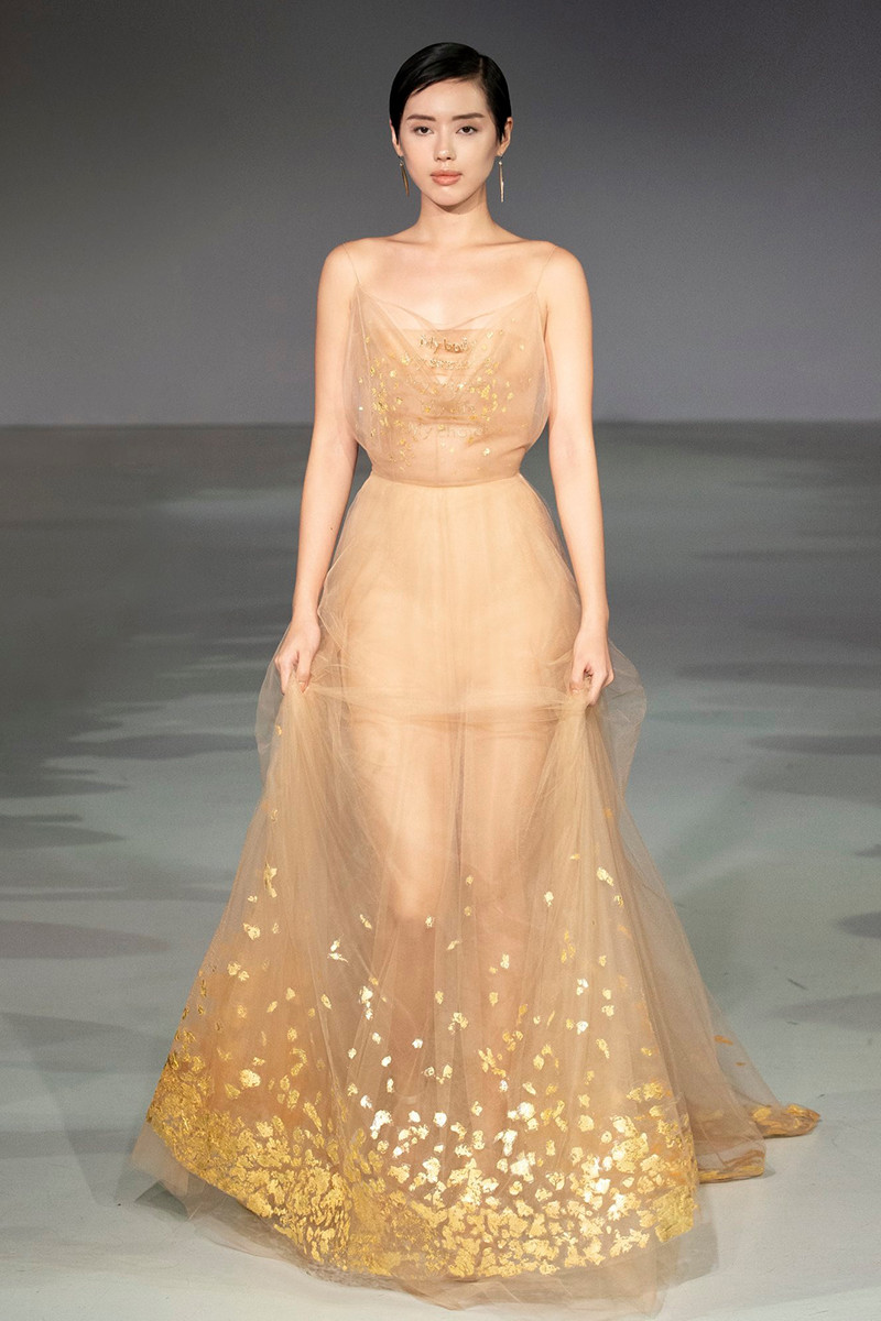 Thông tin NTK Trần Hùng xuất hiện trên trang chủ của “London Fashion Week 2020“ ảnh 11