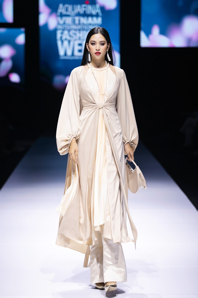 Hoa hậu Tiểu Vy và Hương Giang hóa thân thành “ả đào”, ai thướt tha dịu dàng hơn? ảnh 4