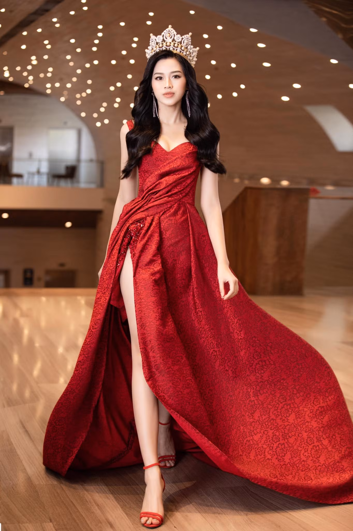 Hoa hậu Đỗ Thị Hà “mời mọi người ăn cam”, nhưng ai cũng chú ý đến đôi chân 1m11 trứ danh của nàng hậu ảnh 5