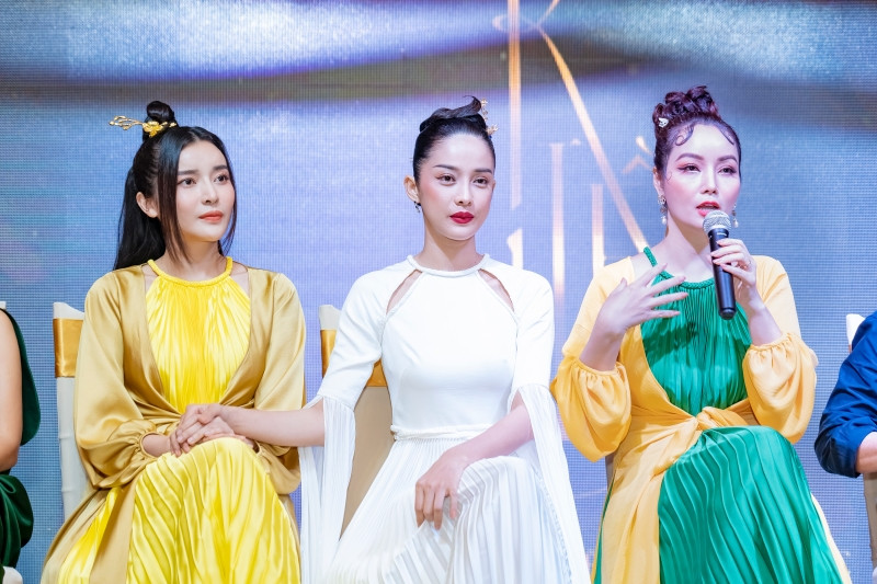 Mỹ nhân showbiz Việt “mê mệt” áo tứ thân cách điệu, thi nhau làm tóc kiểu mỹ nữ cổ trang ảnh 13