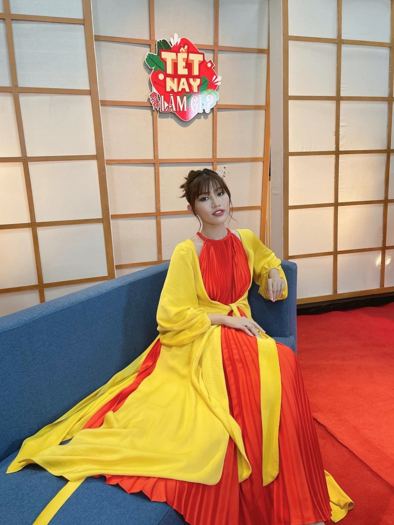 Mỹ nhân showbiz Việt “mê mệt” áo tứ thân cách điệu, thi nhau làm tóc kiểu mỹ nữ cổ trang ảnh 3