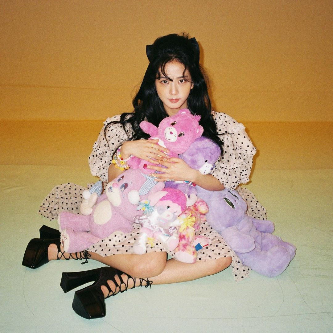 Jisoo BLACKPINK tung ảnh chào năm mới 2021 với phong cách búp bê, thông điệp siêu đơn giản ảnh 1