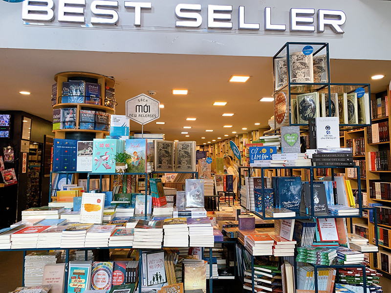 Theo chân quản lý khám phá những “bí ẩn” chưa có lời giải thích trong các nhà sách ảnh 7