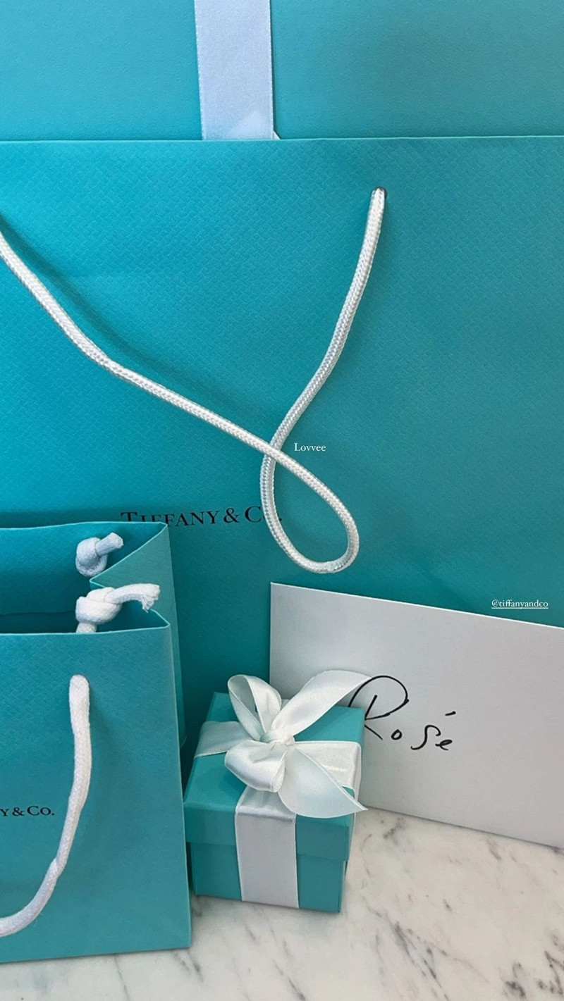 Rosé lại nhận quà từ Tiffany&Co. ngay trước thềm solo, bao giờ mới chịu công bố đại sứ? ảnh 2