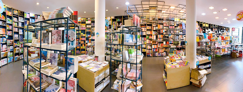 Theo chân quản lý khám phá những “bí ẩn” chưa có lời giải thích trong các nhà sách ảnh 6