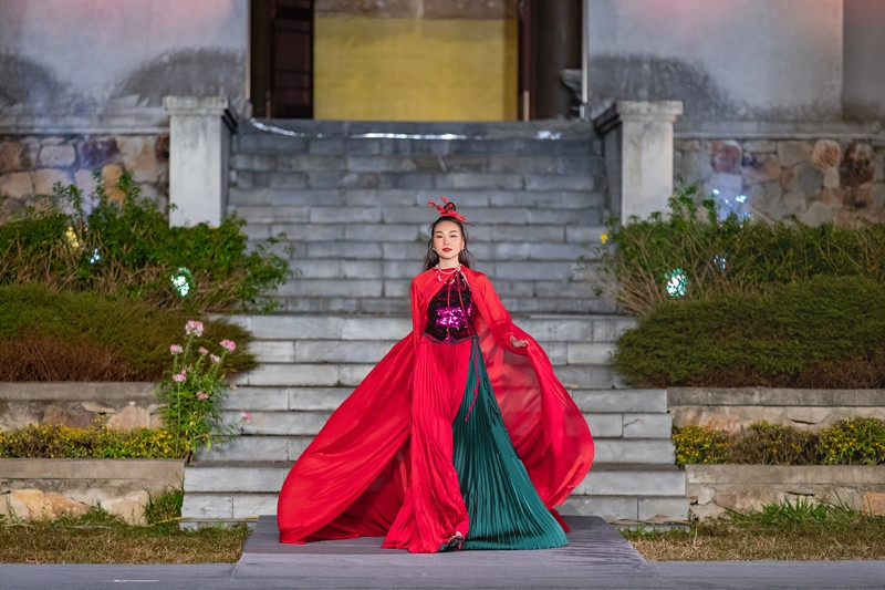 Hoa hậu Đỗ Thị Hà, Lương Thùy Linh mặc áo yếm, tự tin catwalk giữa thời tiết dưới 10 độ ảnh 7