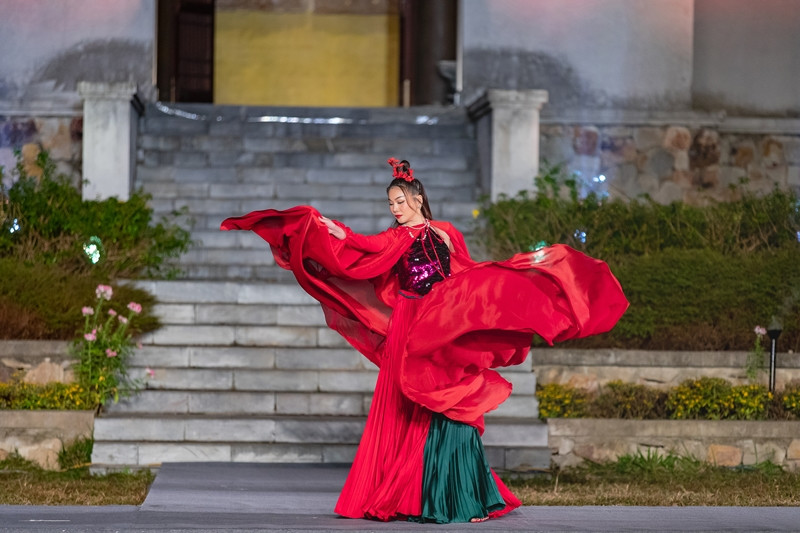 Hoa hậu Đỗ Thị Hà, Lương Thùy Linh mặc áo yếm, tự tin catwalk giữa thời tiết dưới 10 độ ảnh 8