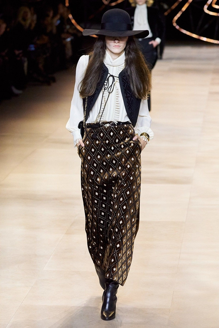 Lisa BLACKPINK chứng minh đẳng cấp “đại sứ” khi đụng hàng với 2 thành viên của OH MY GIRL ảnh 6