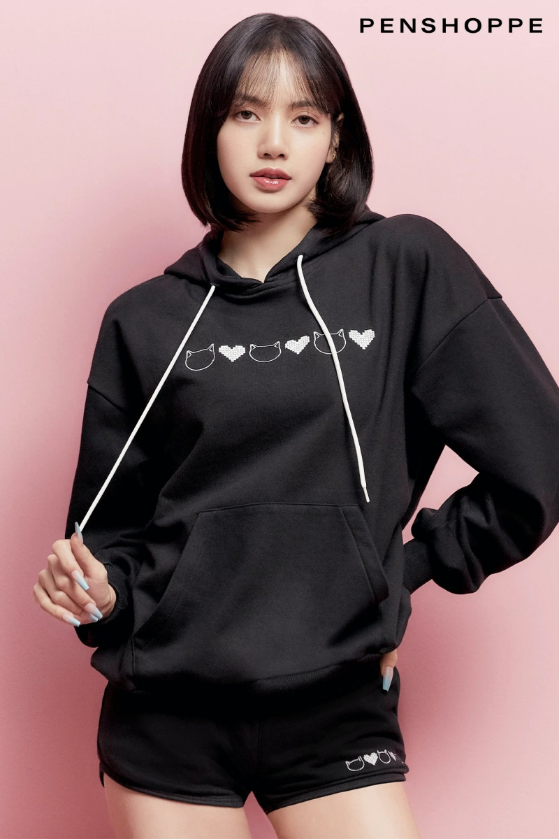 Tung loạt ảnh quảng cáo cho nhãn hàng thời trang, Lisa truyền đi thông điệp cực ý nghĩa ảnh 2