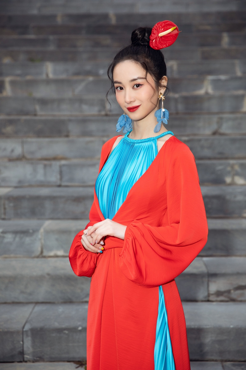 Hoa hậu Tiểu Vy, Mỹ Linh, Hương Giang, Chi Pu khoe thần thái trong cái lạnh dưới 10 độ ảnh 13