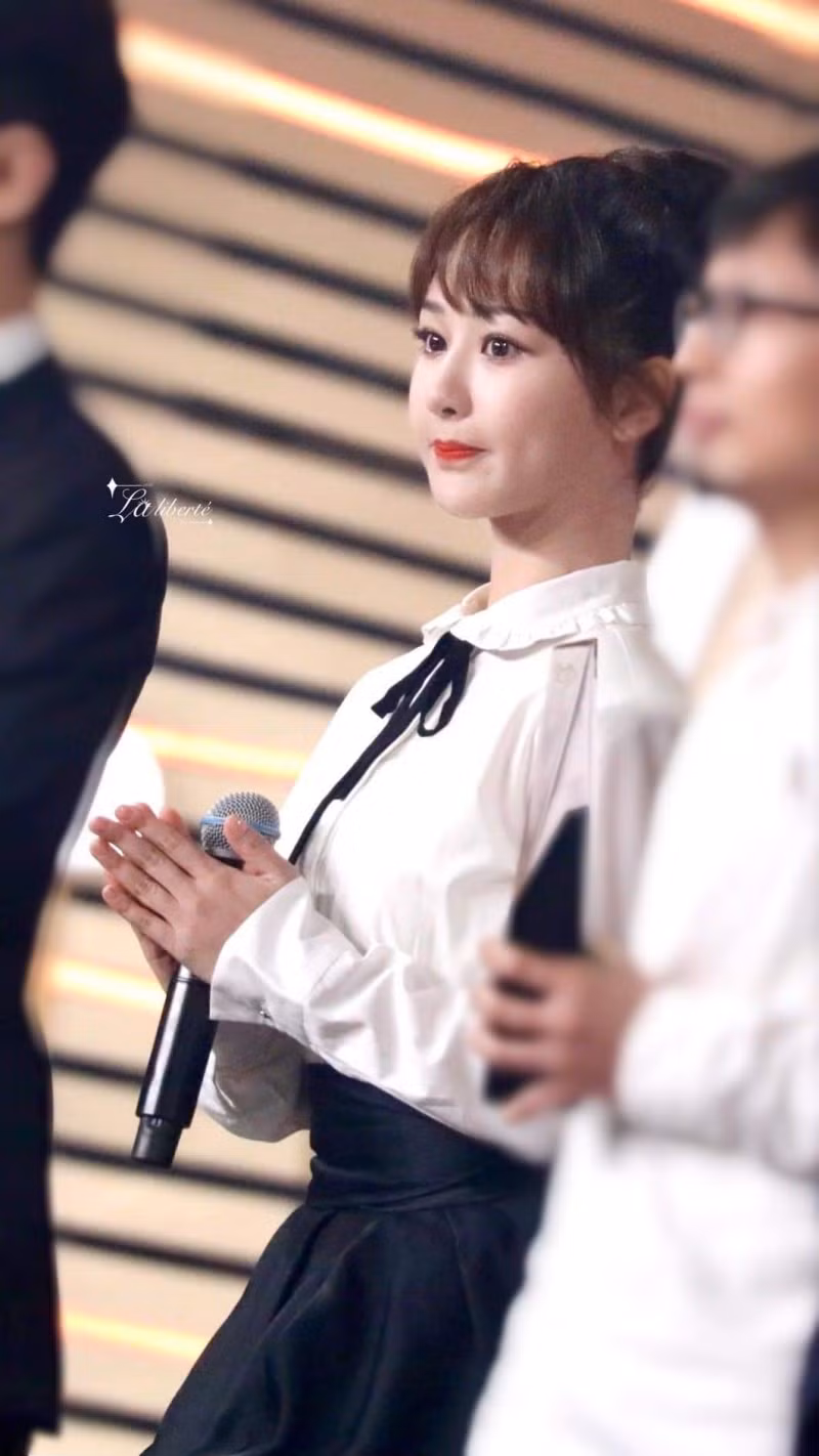 Dương Tử lên No.1 Hot Search với trang phục thảm đỏ Weibo nhưng bộ thứ 2 lại không ai nhắc đến ảnh 8