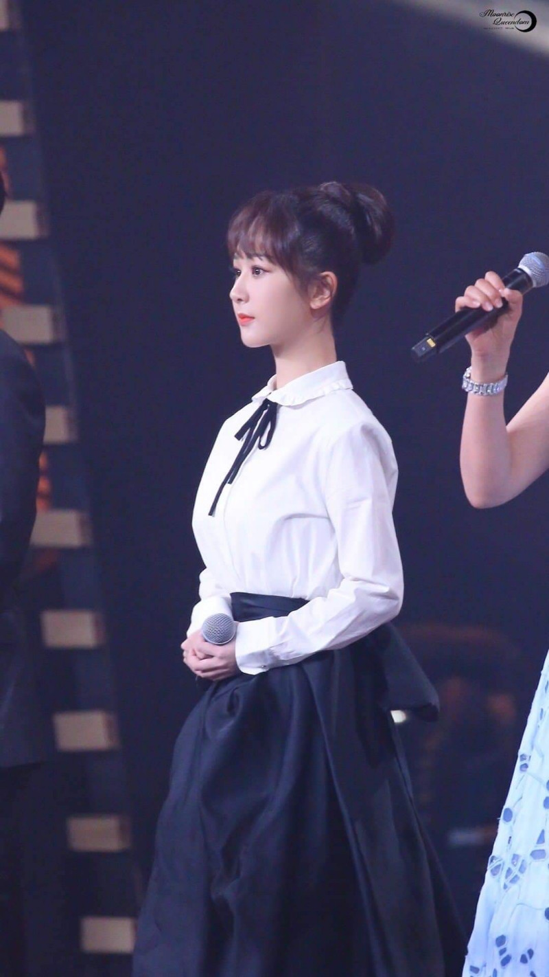 Dương Tử lên No.1 Hot Search với trang phục thảm đỏ Weibo nhưng bộ thứ 2 lại không ai nhắc đến ảnh 9