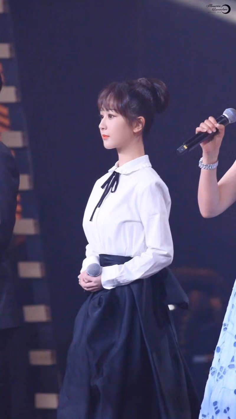 Dương Tử lên No.1 Hot Search với trang phục thảm đỏ Weibo nhưng bộ thứ 2 lại không ai nhắc đến ảnh 9