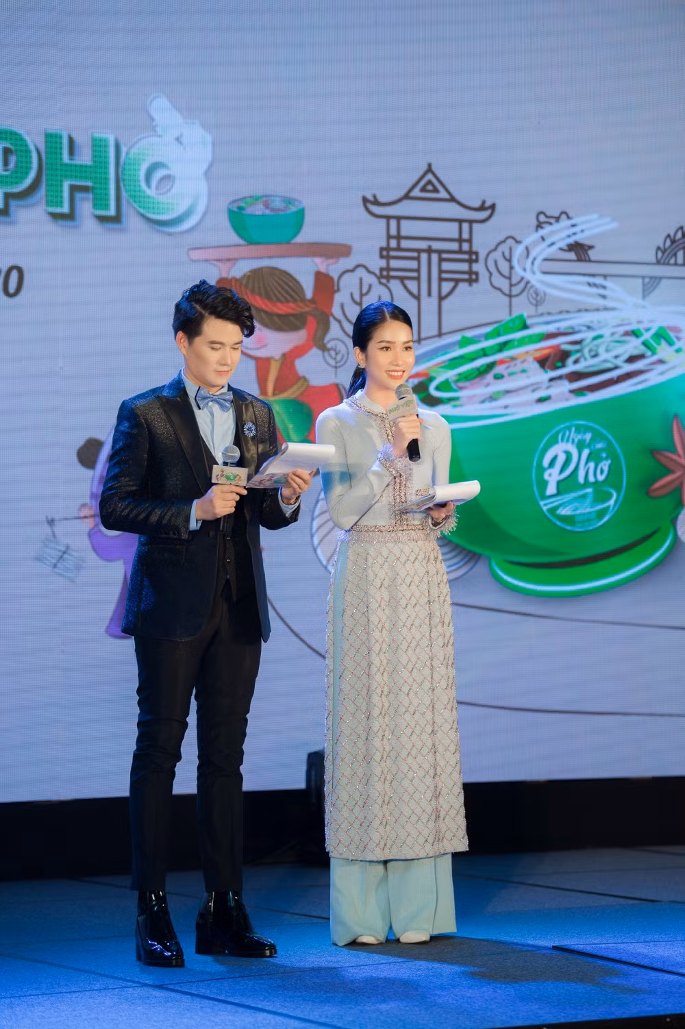 Á hậu Phương Anh lần đầu làm MC, “bắn” song ngữ Anh-Pháp cực đỉnh cùng chính khách quốc tế ảnh 3