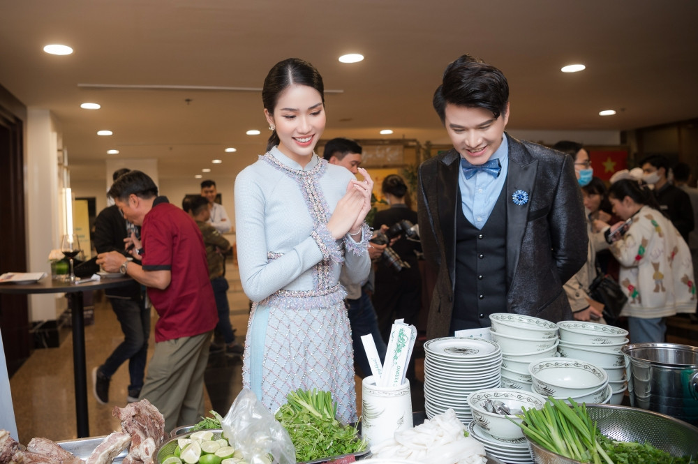 Á hậu Phương Anh lần đầu làm MC, “bắn” song ngữ Anh-Pháp cực đỉnh cùng chính khách quốc tế ảnh 2