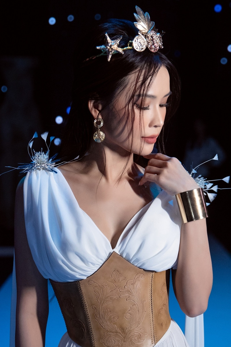 Sam đẹp lộng lẫy như công chúa Hy Lạp, hội ngộ Diệu Nhi trên thảm đỏ Tuần lễ thời trang ảnh 4