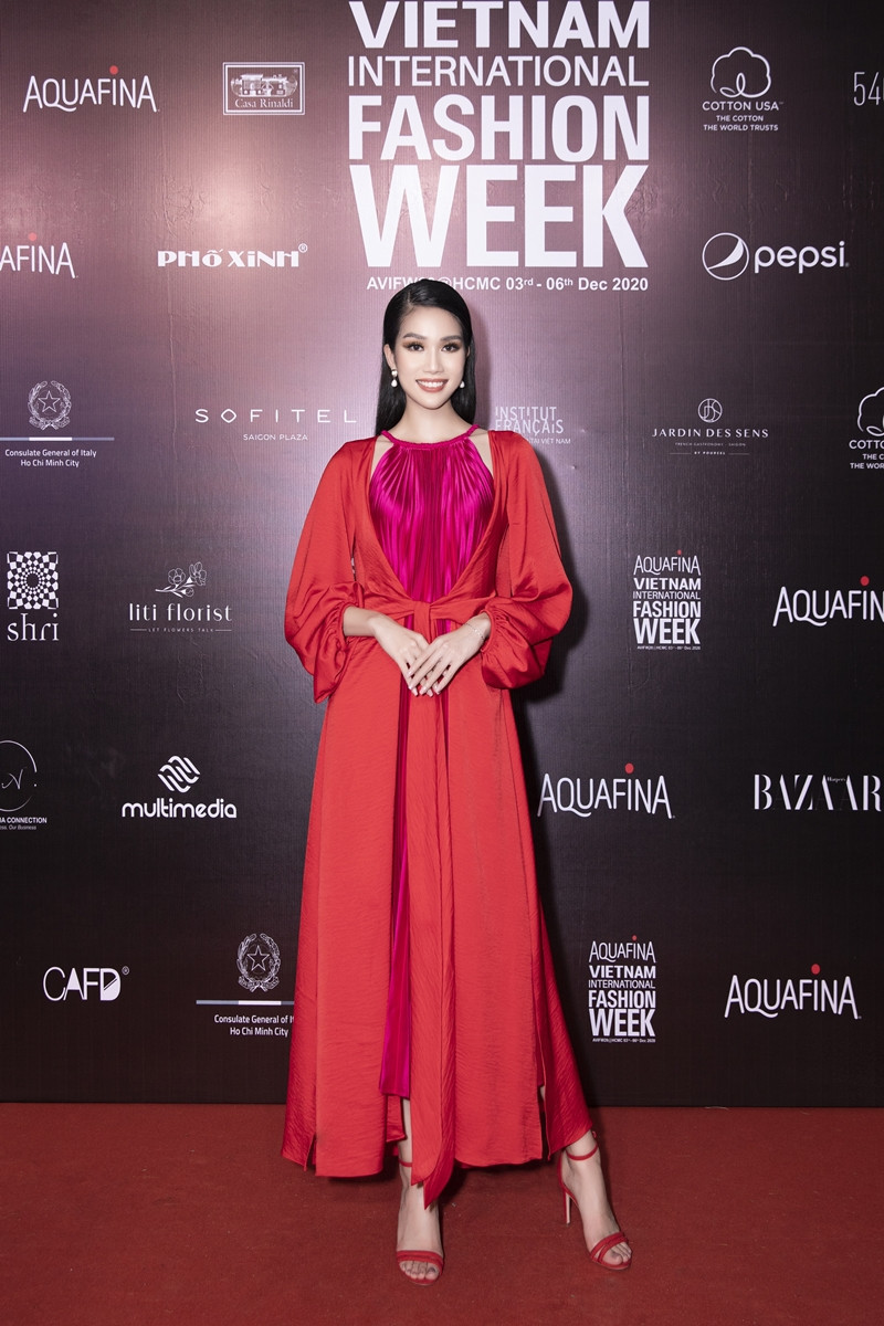 Ảnh hậu trường của Hoa hậu Đỗ Thị Hà xinh đẹp, thần thái khác hẳn trên sàn catwalk ảnh 2