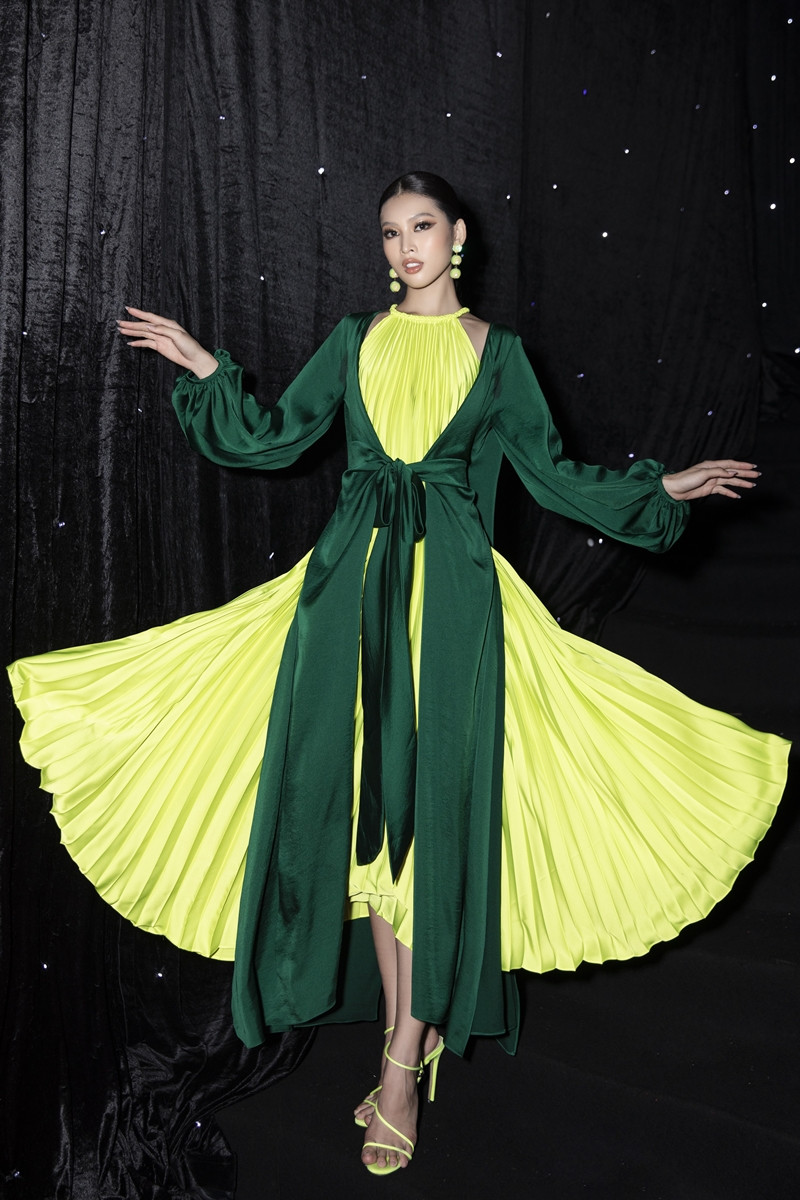 Ảnh hậu trường của Hoa hậu Đỗ Thị Hà xinh đẹp, thần thái khác hẳn trên sàn catwalk ảnh 3