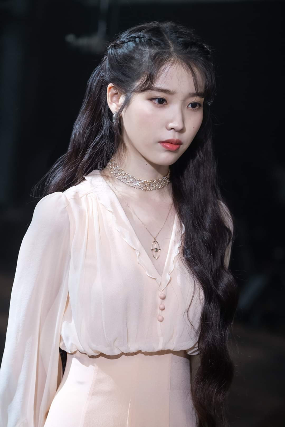 Tạo hình của Irene (Red Velvet) trong buổi live mới nhất giống hệt IU trong Hotel Del Luna ảnh 7
