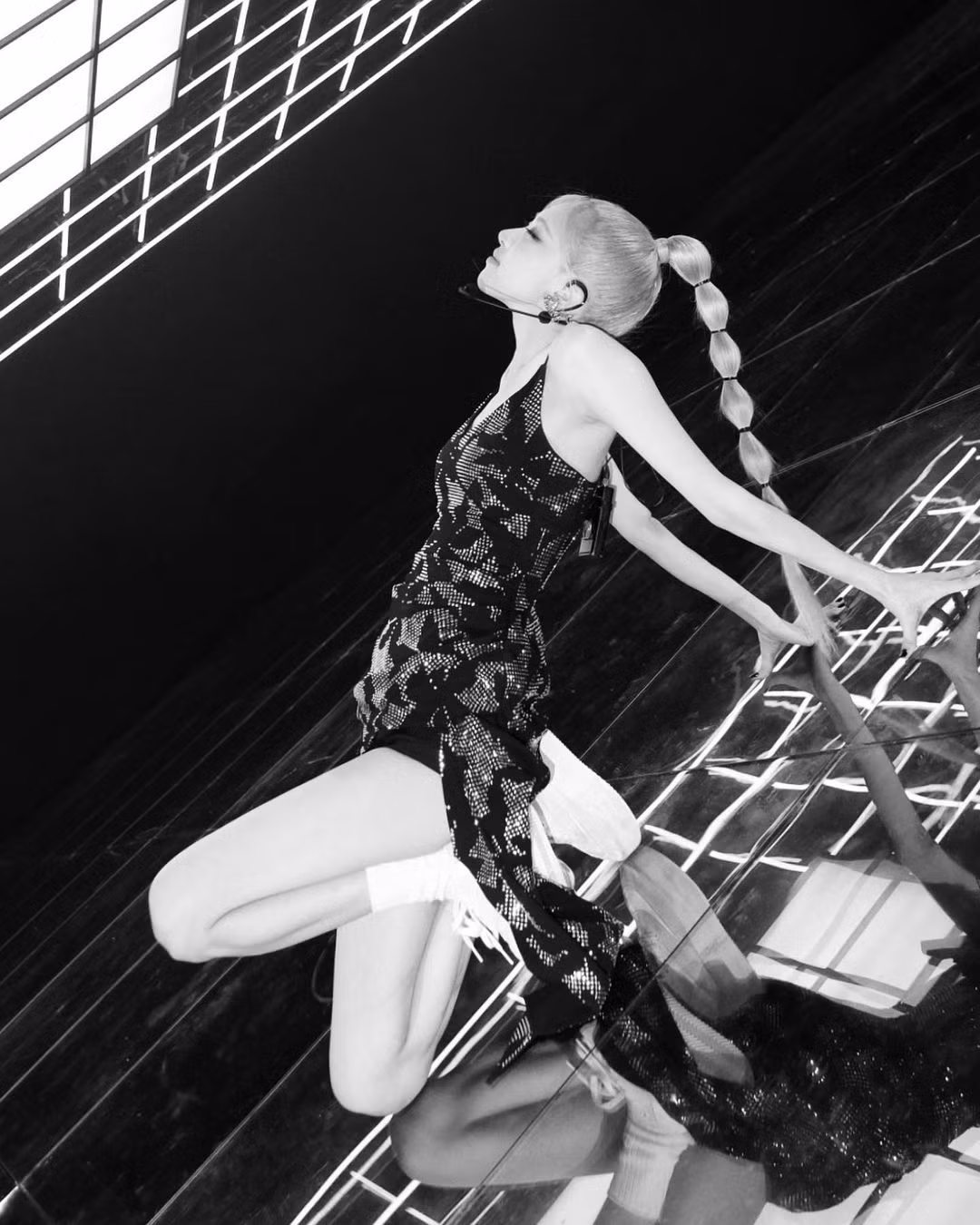 Stylist của Rosé “quá tiết kiệm” khi xài chung một kiểu tóc và giày cho 2 show khác nhau? ảnh 4