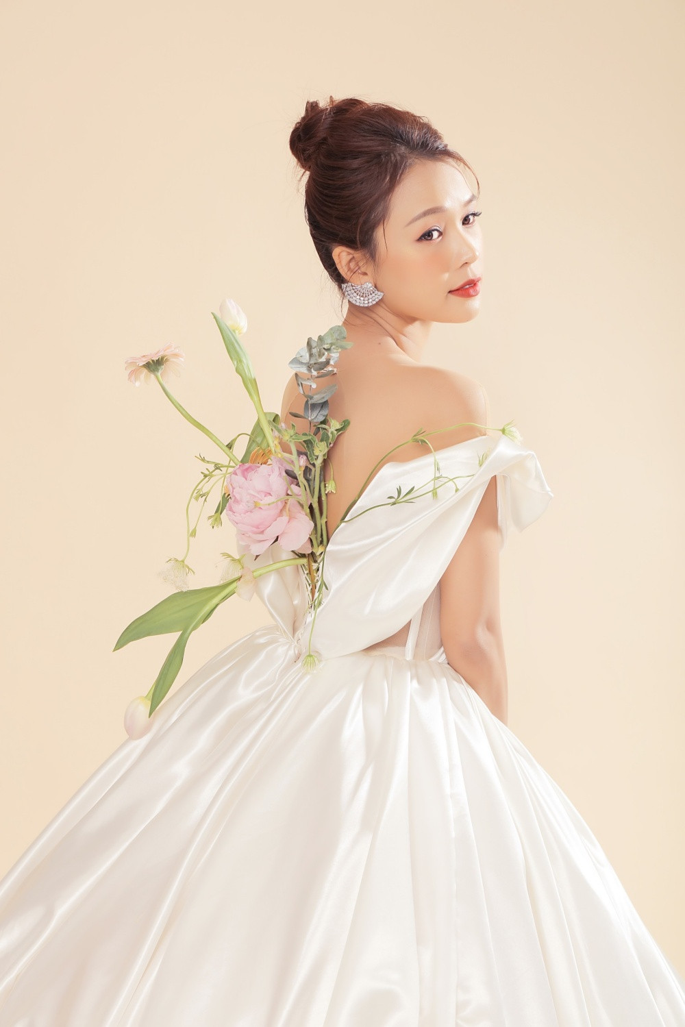 Sam lần thứ 2 mặc váy cô dâu, fan hoang mang không biết chú rể là ai ảnh 3