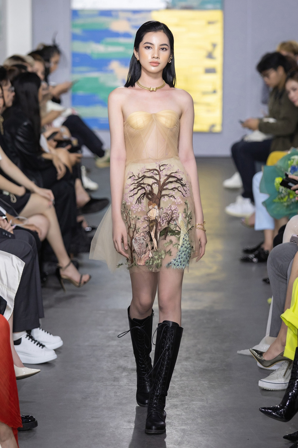 Hoa hậu Đỗ Thị Hà mở màn show thời trang với nhan sắc tựa nàng thơ, ai cũng phải xuýt xoa ảnh 4