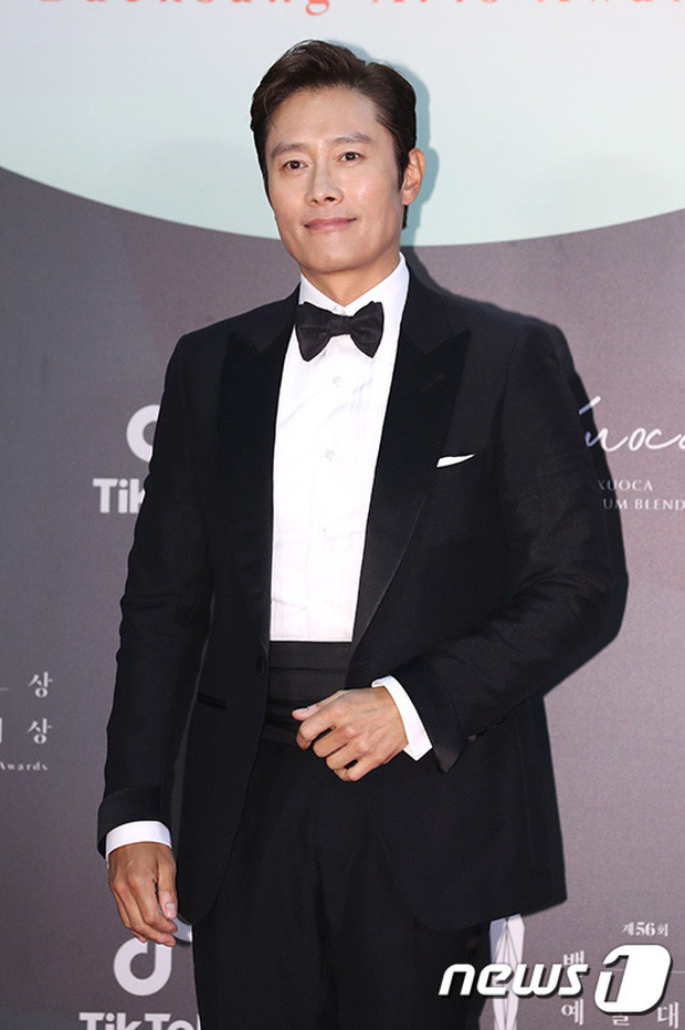 Thảm đỏ Baeksang 2020: Hyun Bin, Son Ye Jin xuất hiện ấn tượng, thỏa lòng mong đợi của fan ảnh 11