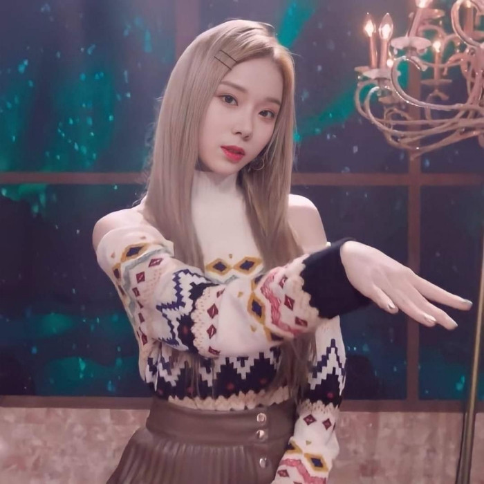 Đụng hàng áo len khoe vai trần, Yeji (ITZY) và Winter (aespa) ai mặc đẹp hơn? ảnh 3