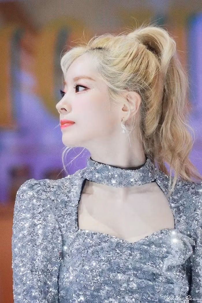 Màn “đụng hàng” váy lấp lánh của Jeon Somi và Dahyun (TWICE), ai được khen nhiều hơn? ảnh 6