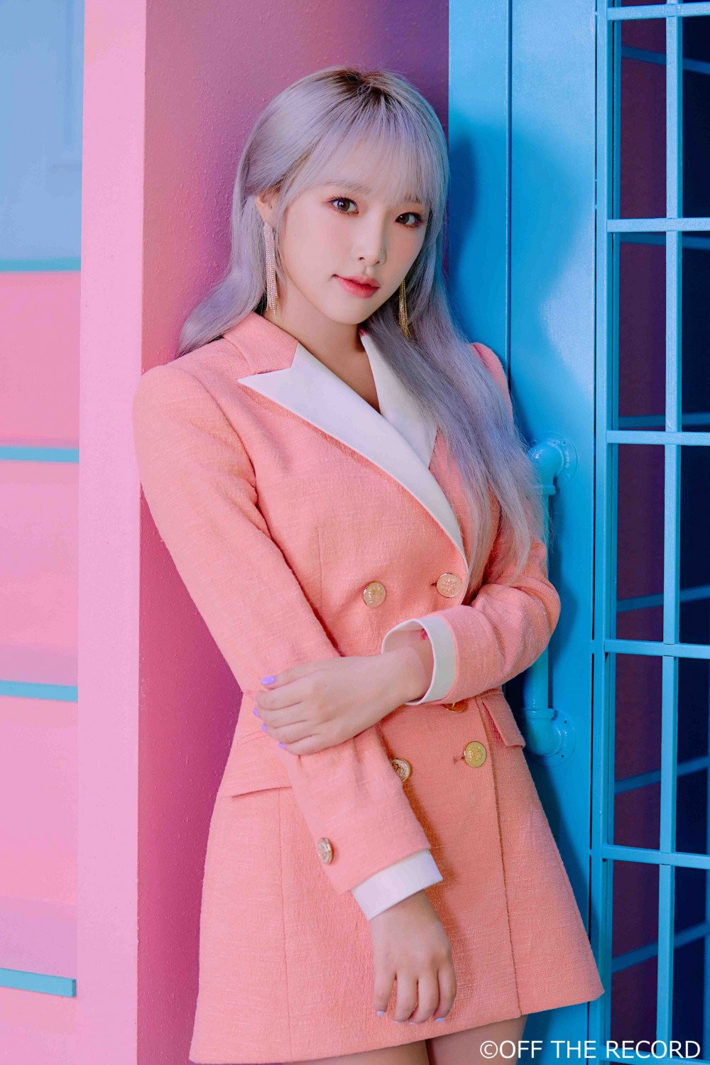 IZ*ONE bị chê ăn mặc "bảo thủ, thiếu trẻ trung" trong loạt ảnh nhá hàng cho album mới ảnh 10