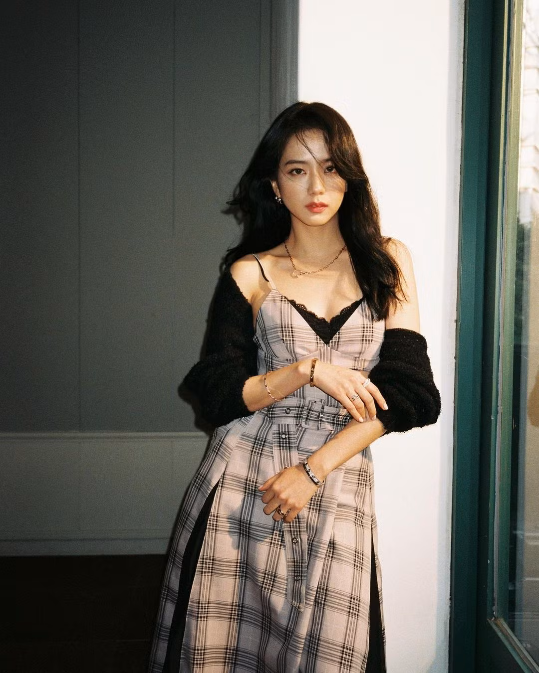 Học ngay Jisoo và Rosé (BLACKPINK) cách biến bra-top thành crop-top mà không phô tí nào ảnh 2