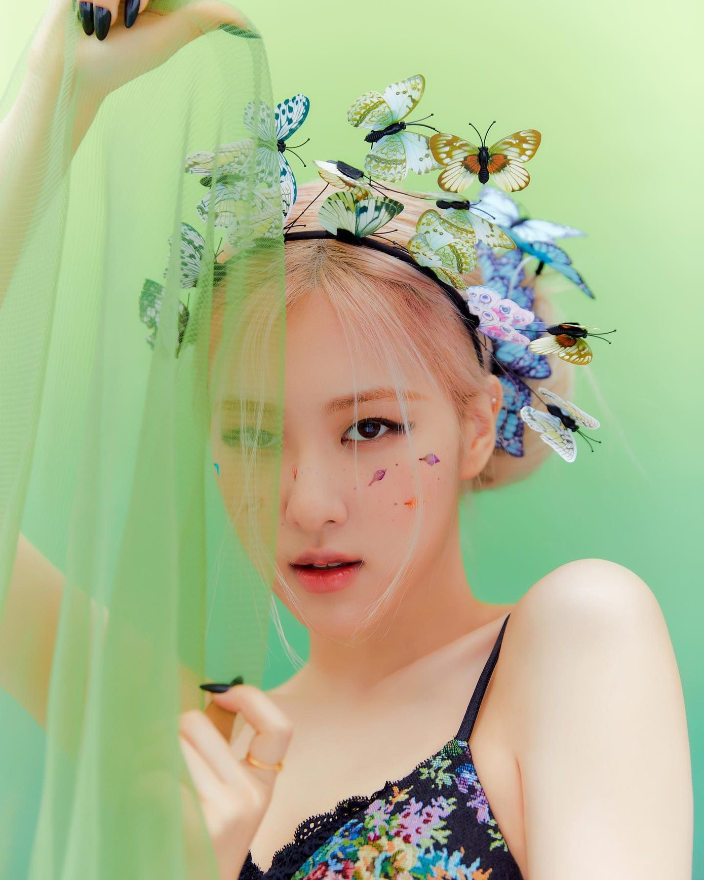 Ảnh tốt nghiệp của Rosé BLACKPINK gây tranh cãi lớn, khiến cô nàng dính nghi án dao kéo? ảnh 3