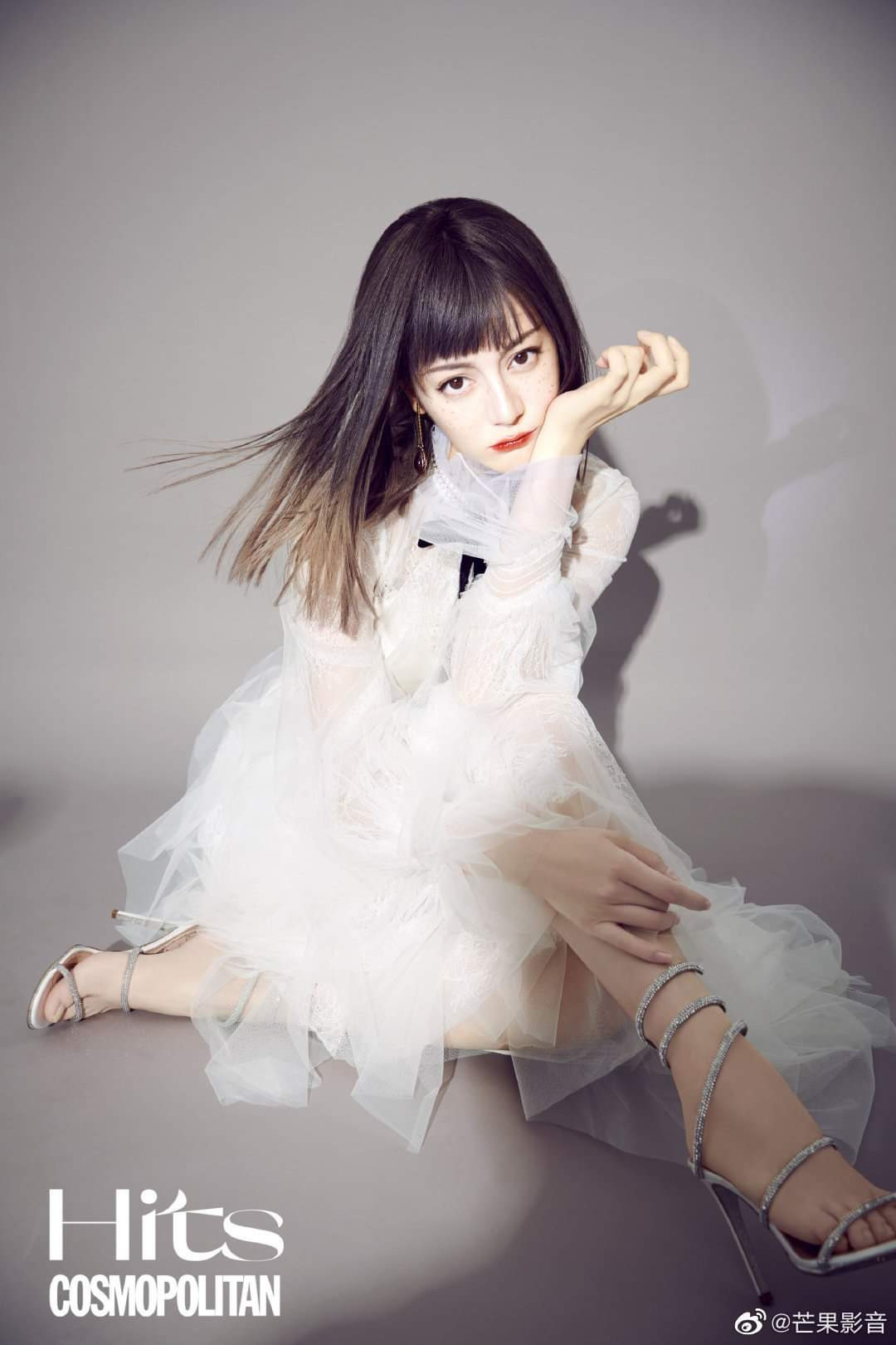 Địch Lệ Nhiệt Ba khoe nhan sắc đáng yêu như búp bê trên tạp chí COSMO Hits ảnh 3