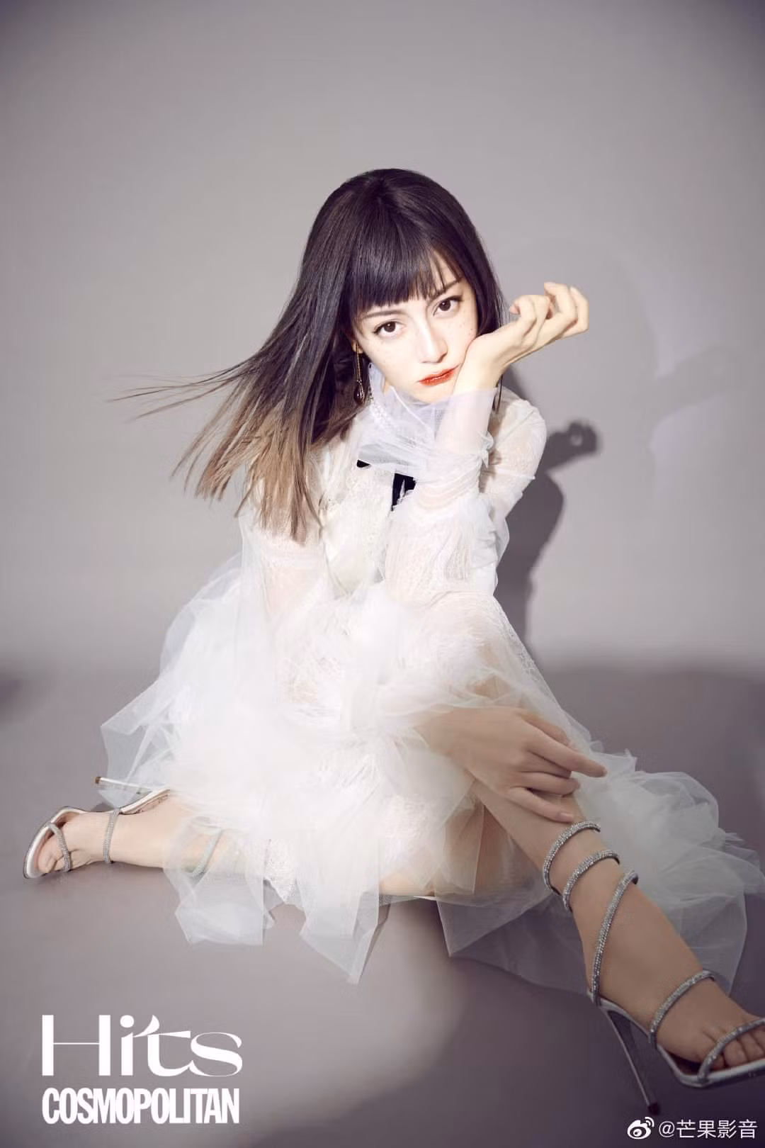 Địch Lệ Nhiệt Ba khoe nhan sắc đáng yêu như búp bê trên tạp chí COSMO Hits ảnh 3