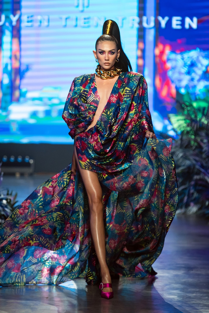 Mẫu nhí trong Lễ hội Thời trang gây ra tranh cãi gay gắt vì vác trăn lên sàn diễn ảnh 10